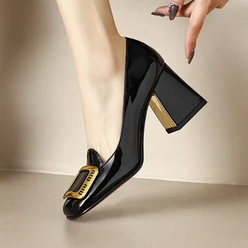 Металлическая обувь на толстом каблуке с квадратной пряжкой для женщин В 2023 году новый стиль стиль лакированная кожа с квадратным носком Женские высокие каблуки