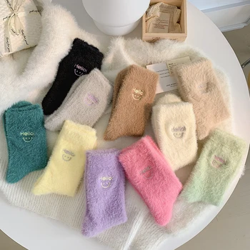 Носки для женских осенних и зимних норковых бархатных однотонных вышитых носков Mid Tube Симпатичные улыбающиеся носки Плюшевые носки Напольные носки